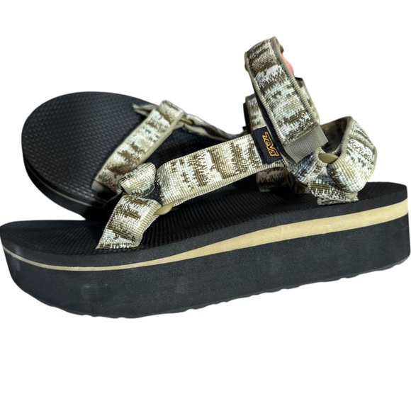 Teva womens Flatform Universal Sandal
 Iridescence Olive
Size 9 - Picture 3 of 6